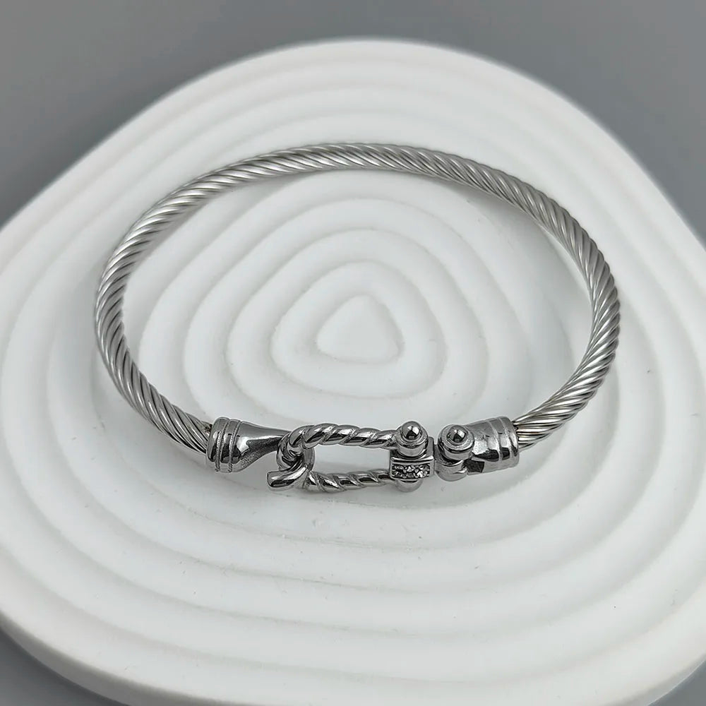 LuxeHoof 18K Horseshoe Bracelet