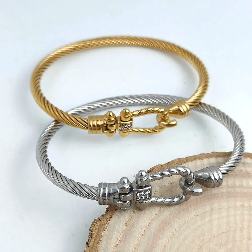 LuxeHoof 18K Horseshoe Bracelet